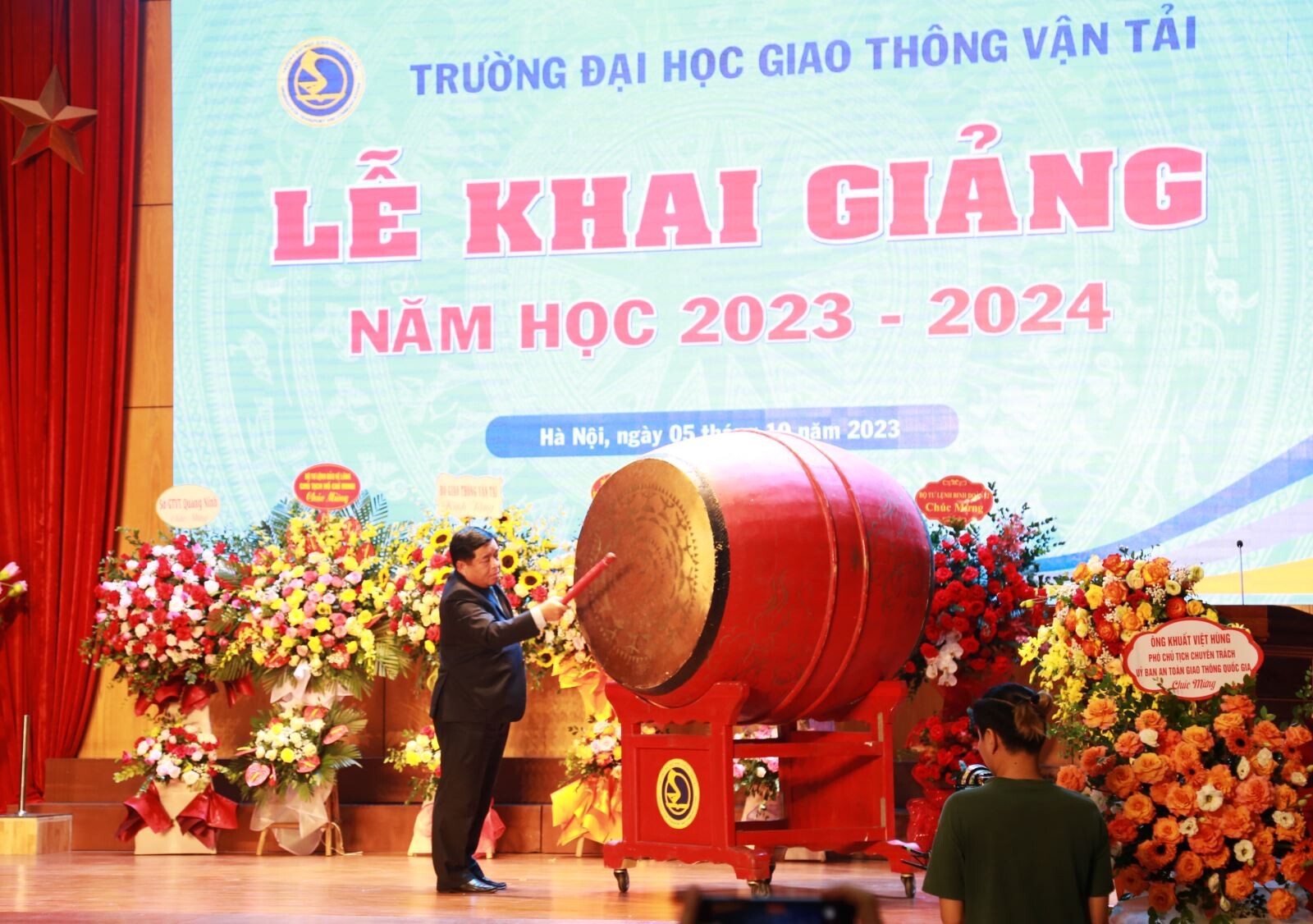 Hoa khai giảng năm học mới shop hoa tươi ViTi Flower tại Thủ Đức, Gò Vấp, Bình Thạnh, Quận 2, Quận 9, Quận 1, Quận 3.